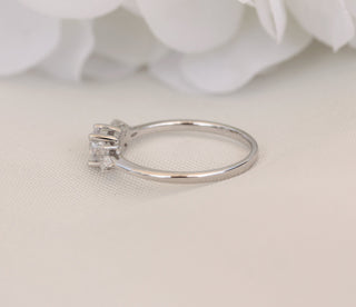 1.0 CT Round Moissanite Cluster Diamond Ring in 925 Sterling Silver- The ‘Eduardo’ Ring